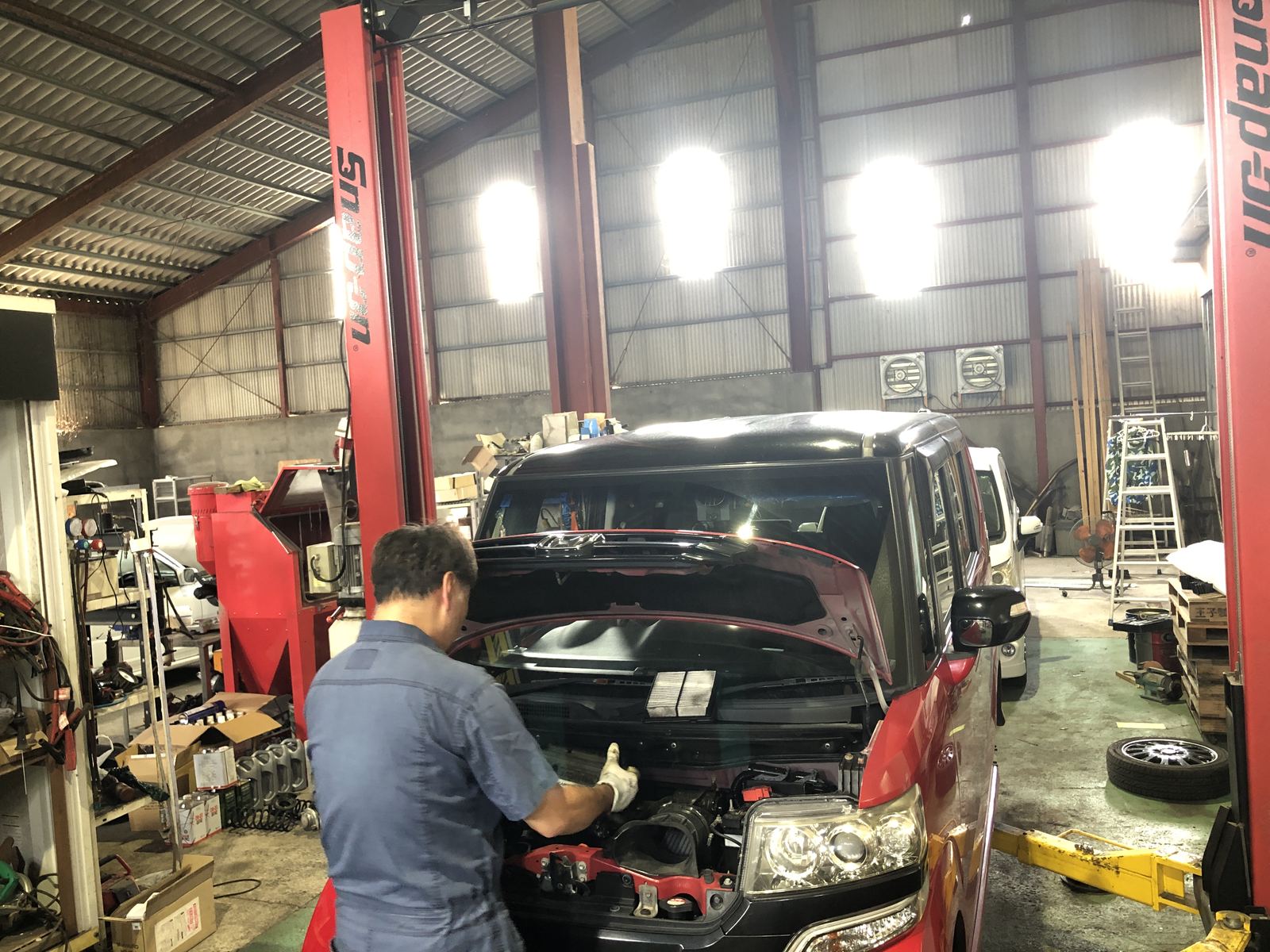 車の修理や板金塗装を行う作業場
