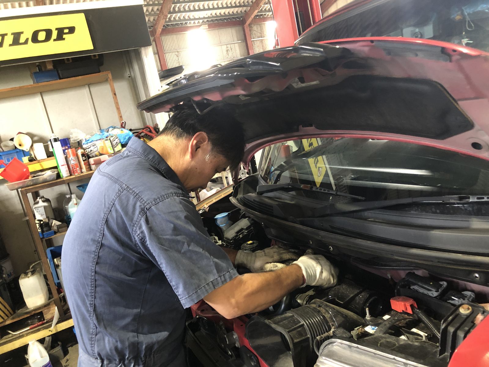 工具を使って車の修理や整備を行う様子
